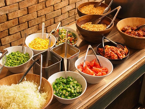 豊富なサラダやトッピングメニュー